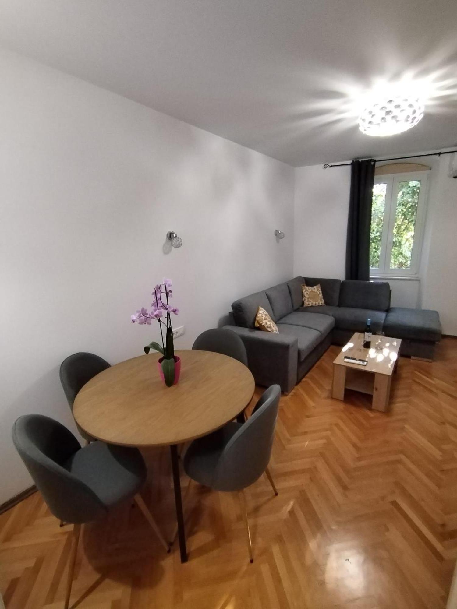 Garden In The Center Apartment สปลิท ภายนอก รูปภาพ